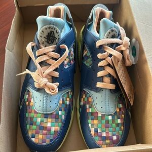 Nike Men's Multicolor Woven Athletic Sneakers with Navy and Peach Accents